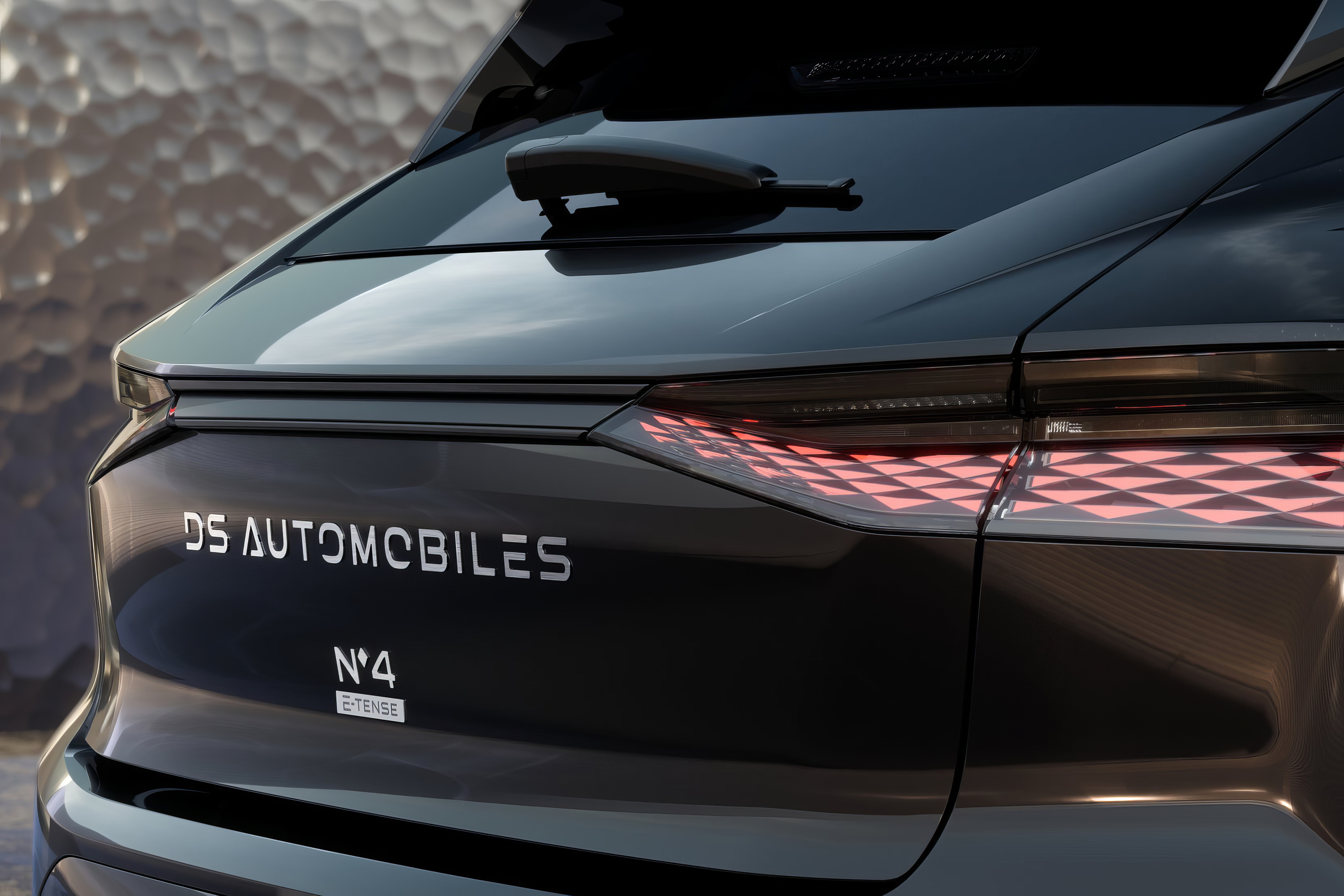 DS N°4 — Calandre signature lumineuse